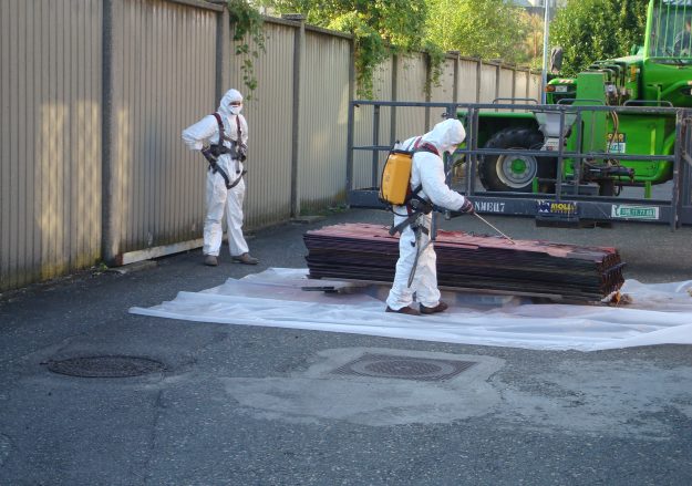 Stoccaggio di lastre in amianto cemento