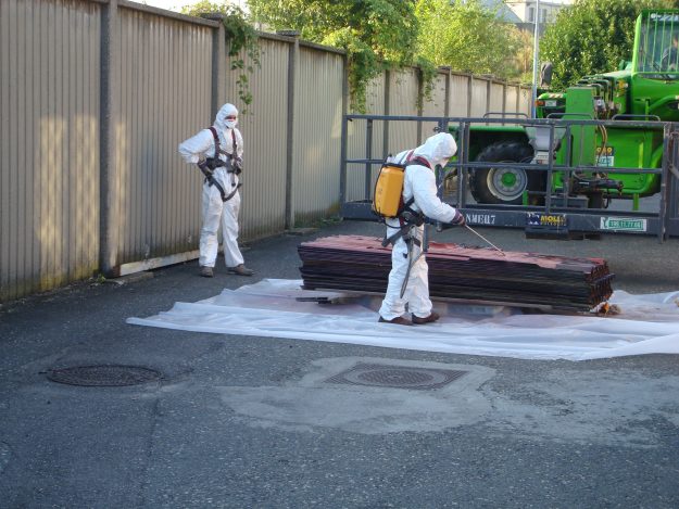 Stoccaggio di lastre in amianto cemento